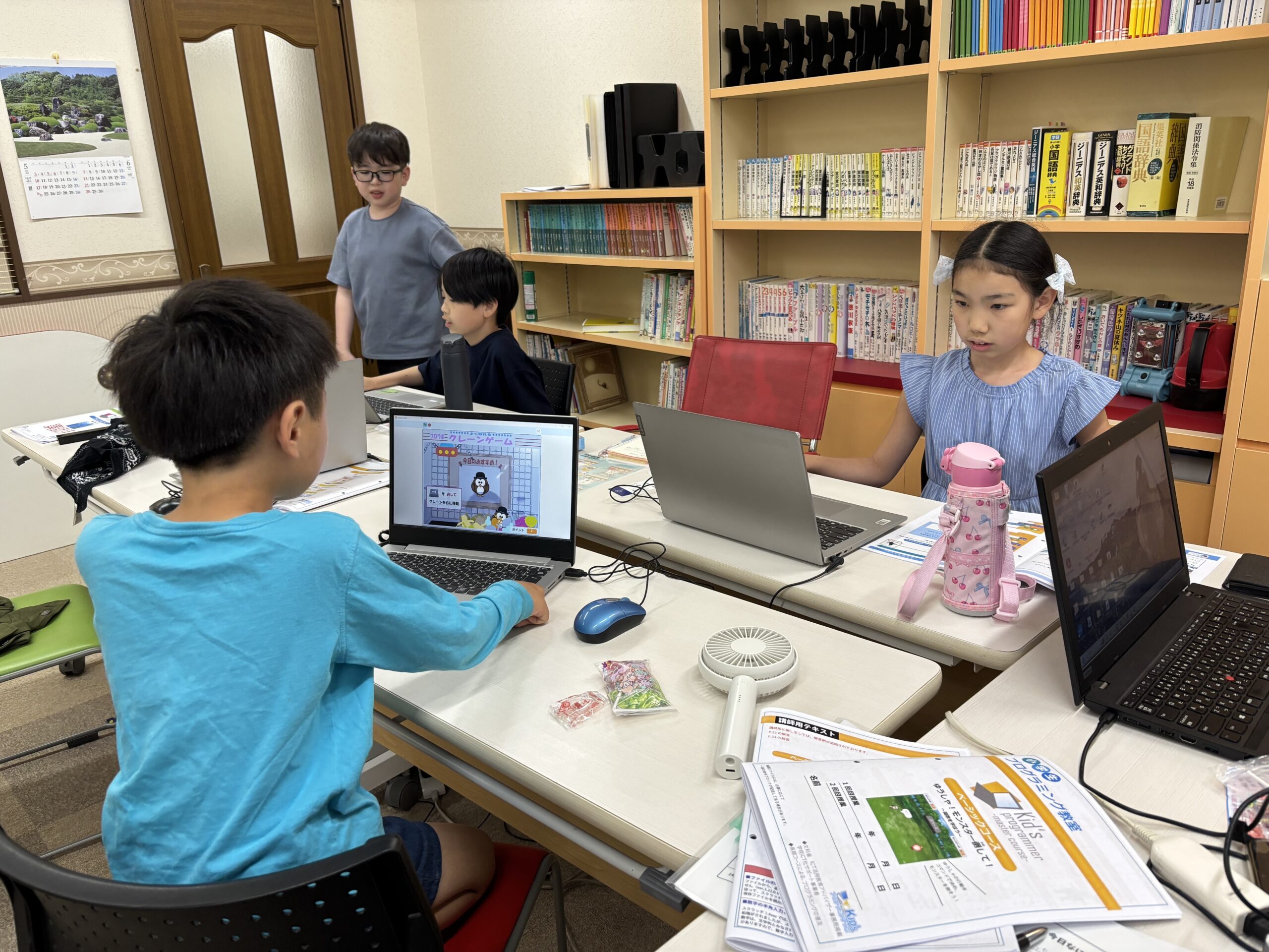 教室でそれぞれのプログラミング作品づくりに取り組む子どもたち