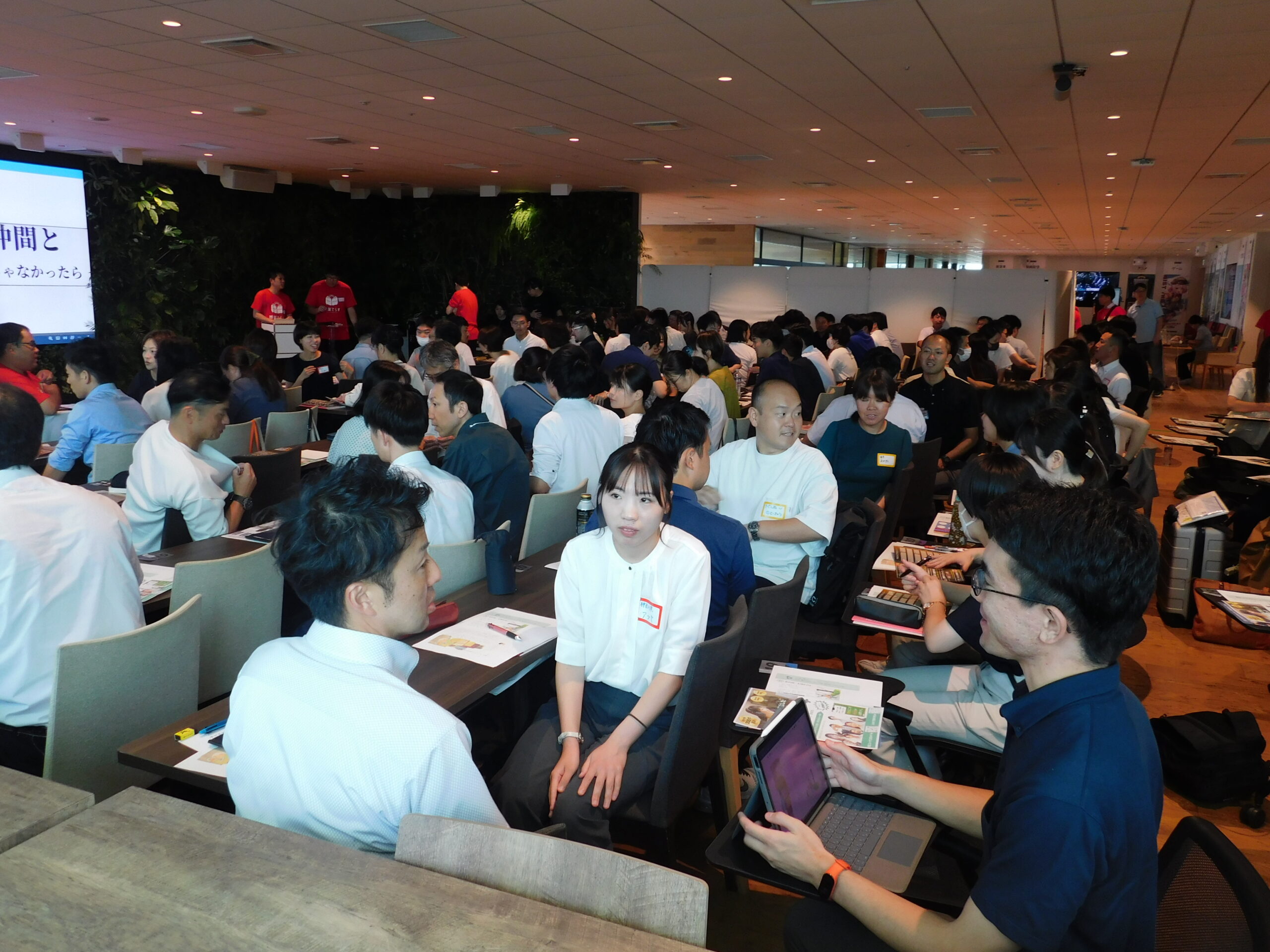 参加者が学んでいる様子