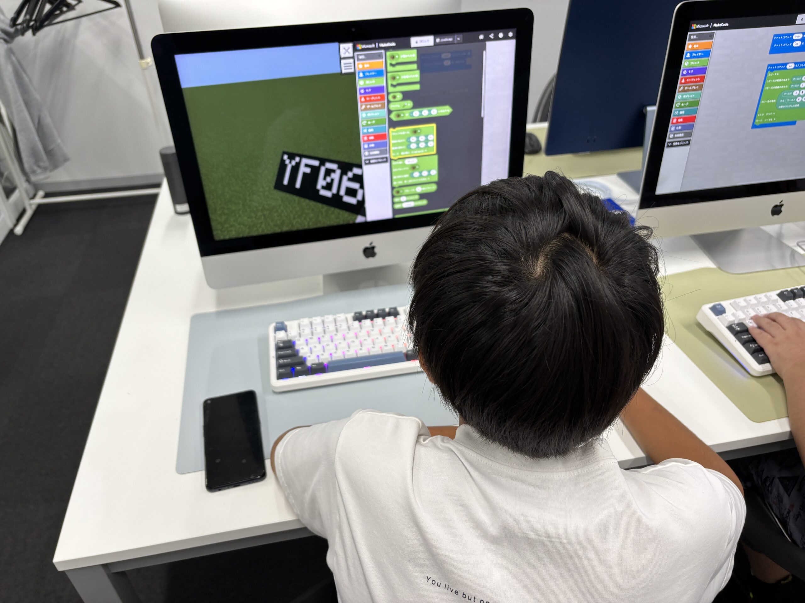 パソコンでブロックプログラミングに取り組む子ども