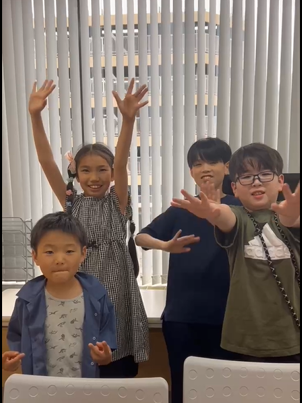 完成した作品を前に、みんなで喜ぶ子どもたち