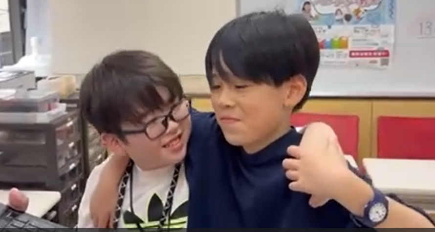 肩を組んで笑顔を見せる子どもたち